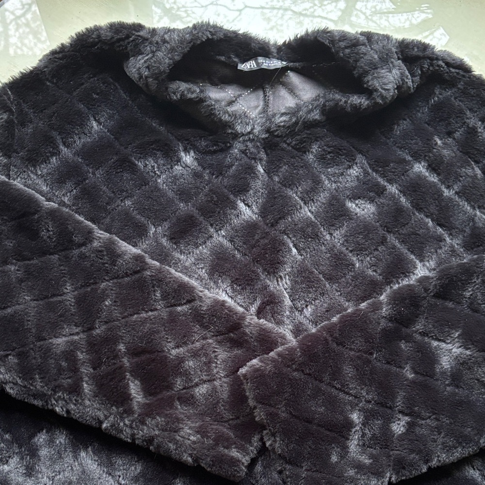 Zara ladies sz MCozy Faux Fur Pullover - Black